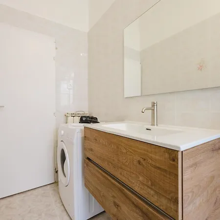 Апартаменты Elisa's Flat - 5 Min From Train Station & 10 Min From